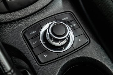 Novosibirsk, Rusya - 15 Şubat 2019: Mazda Cx-5, yakın-up ve navigator, telefon, Kur düğmeleri ve diğer. Fotoğraf üzerinde bir park Novosibirs içinde modern bir araba