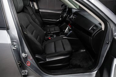 Novosibirsk, Rusya - 15 Şubat 2019: Mazda Cx-5, yakın-up Pano, hız göstergesi, takometre, koltuklar ve direksiyon. Fotoğraf üzerinde bir park Novosibirs içinde modern bir araba