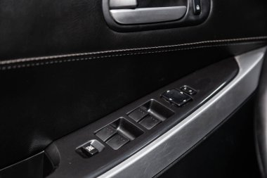 Novosibirsk, Rusya - 15 Şubat 2019: Mazda Cx-7, yan kapı düğme yakın-up: pencere ayarlama düğmeleri, kapı kilidi. Fotoğraf üzerinde bir park Novosibirs içinde modern bir araba