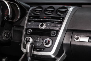 Novosibirsk, Rusya - 15 Şubat 2019: Mazda Cx-7, yakın-up tablonun, üfleyici, Klima, oyuncu ayarı. Fotoğraf üzerinde bir park Novosibirs içinde modern bir araba