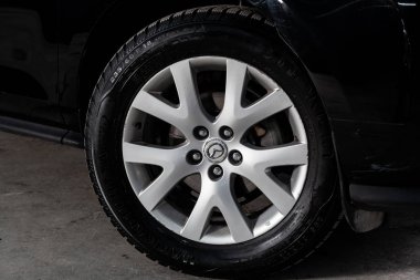 Novosibirsk, Rusya - 15 Şubat 2019: Mazda Cx-7, yakın-up tekerleğin. Fotoğraf üzerinde bir park Novosibirs içinde modern bir araba