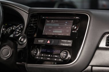 Novosibirsk, Rusya - 15 Şubat 2019: Mitsubishi Outlander, yakın-up tablonun, üfleyici, Klima, oyuncu ayarı. Fotoğraf üzerinde bir park Novosibirs içinde modern bir araba