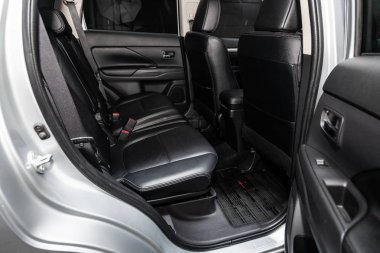 Novosibirsk, Rusya - 15 Şubat 2019: Mitsubishi Outlander, yakın-up arka koltuklar. Fotoğraf üzerinde bir park Novosibirs içinde modern bir araba