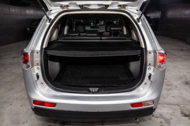 Novosibirsk, Rusya - 15 Şubat 2019: Mitsubishi Outlander, yakın-up bagajı, önden görünüm. Fotoğraf üzerinde bir park Novosibirs içinde modern bir araba