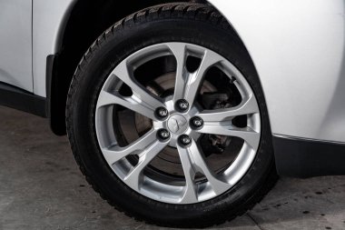 Novosibirsk, Rusya - 15 Şubat 2019: Mitsubishi Outlander, yakın-up tekerleğin. Fotoğraf üzerinde bir park Novosibirs içinde modern bir araba