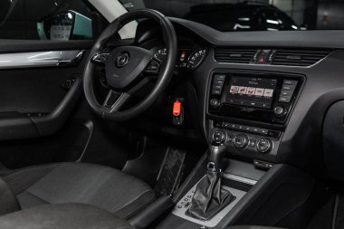 Novosibirsk, Rusya - 15 Şubat 2019: Skoda Octavia, yakın-up Pano, hız göstergesi, takometre, koltuklar ve direksiyon. Fotoğraf üzerinde bir park Novosibirs içinde modern bir araba
