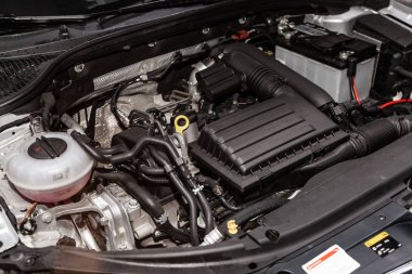 Novosibirsk, Rusya - 15 Şubat 2019: Skoda Octavia, yakın-up motor, önden görünüm. Fotoğraf üzerinde bir park Novosibirs içinde modern bir araba