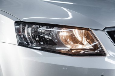 Novosibirsk, Rusya - 15 Şubat 2019: Skoda Octavia, yakın çekim farlar. Fotoğraf üzerinde bir park Novosibirs içinde modern bir araba