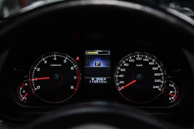 Novosibirsk, Rusya - 15 Şubat 2019: Subaru Outback, yakın-up Pano, hız göstergesi ve takometre. Fotoğraf üzerinde bir park Novosibirs içinde modern bir araba