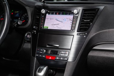 Novosibirsk, Rusya - 15 Şubat 2019: Subaru Outback, yakın-up tablonun, üfleyici, Klima, monitör ve yönlendirmek düzeltilmesi. Fotoğraf üzerinde bir park Novosibirs içinde modern bir araba