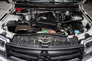 Novosibirsk, Rusya - 15 Şubat 2019: Suzuki Grand Vitara, yakın-up motor, önden görünüm. Fotoğraf üzerinde bir park Novosibirs içinde modern bir araba