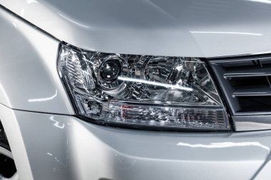 Novosibirsk, Rusya - 15 Şubat 2019: Suzuki Grand Vitara, yakın-up farlar. Fotoğraf üzerinde bir park Novosibirs içinde modern bir araba