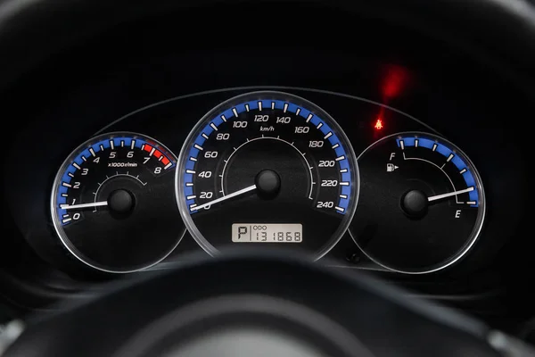 俄罗斯新西比尔斯克 2019年2月15日 斯巴鲁森林 仪表盘 速度计和转速表的特写镜头 在新西比尔停车场拍摄一辆现代汽车 — 图库照片
