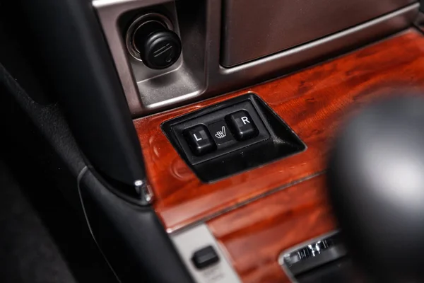 新西比尔斯克 俄罗斯 2019年2月15日 丰田凯美瑞 近距离座椅加热按钮 在新西比尔停车场拍摄一辆现代汽车 — 图库照片