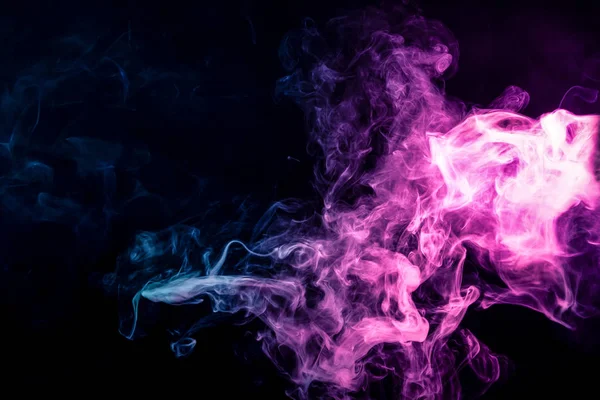 Tarka Sűrű Füst Elszigetelt Fekete Alapon Kék Bíbor Színeket Háttérben — Stock Fotó