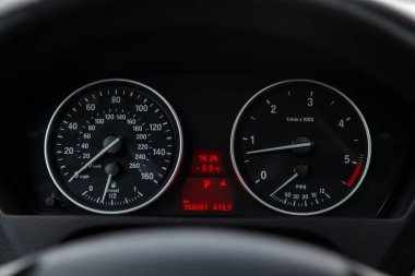 Novosibirsk, Rusya - 16 Şubat 2019: Bmw X5, Pano, hız göstergesi ve takometre yakın-up. Fotoğraf üzerinde bir park Novosibirs içinde modern bir araba
