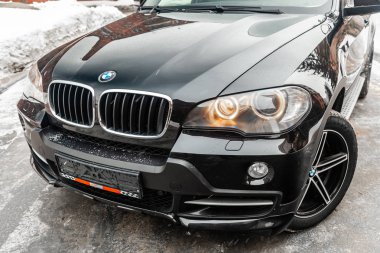 Novosibirsk, Rusya - 16 Şubat 2019: Bmw X 5, önden görünüm. Fotoğraf üzerinde bir park Novosibirs içinde modern bir araba