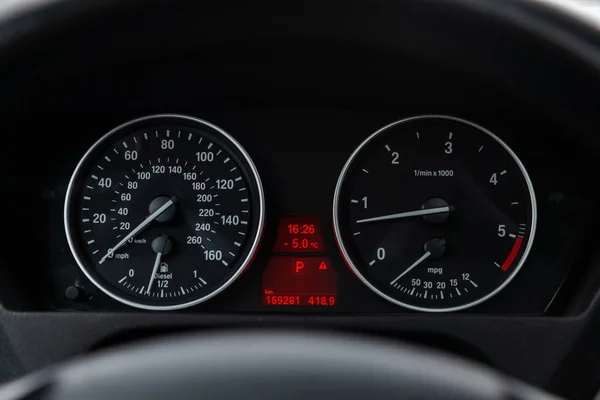 俄罗斯新西比尔斯克 2019年2月16日 仪表盘 速度计和转速表近在咫尺 在新西比尔停车场拍摄一辆现代汽车 — 图库照片