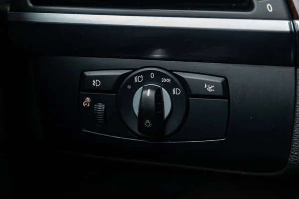 俄罗斯新西比尔斯克 2019年2月16日 大灯调整按钮的 Bmw 在新西比尔停车场拍摄一辆现代汽车 — 图库照片