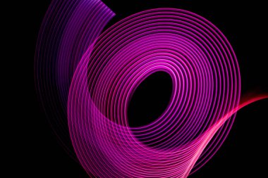 Soyut gökkuşağı neon parlayan geçiş satırları desen. Renkli neon parlayan ışık şekiller koyu arka plan