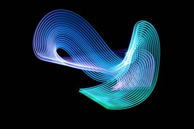 Soyut gökkuşağı neon parlayan geçiş satırları desen. Renkli neon parlayan ışık şekiller koyu arka plan
