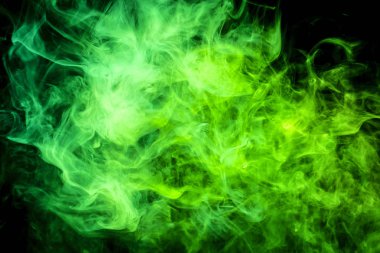 Yoğun yeşil bir siyah duman arka plan izole. Duman vap arka plan