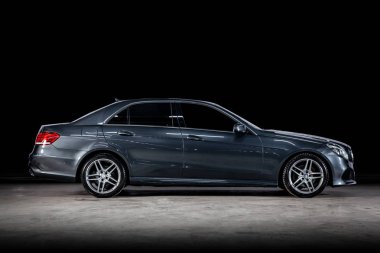 Novosibirsk, Rusya - 14 Şubat 2019: Mercedes E-Serisi, yan görünüm. Siyah bir duvara bir park-Novosibirsk içinde modern bir araba fotoğraf