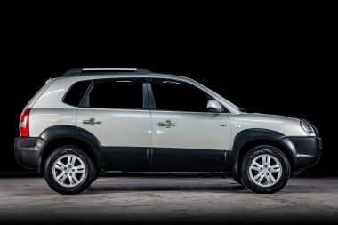 Novosibirsk, Rusya - 14 Şubat 2019: Hyundai Tucson, yan görünüm. Siyah bir duvara bir park-Novosibirsk içinde modern bir araba fotoğraf