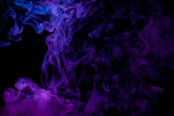 Абстрактно Окрашенный Фиолетовым Синим Дымом Черном Изолированном Фоне Остановить Движение — стоковое фото