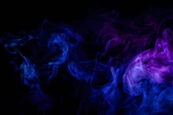 Gros Plan Tourbillonnant Fumée Violette Bleue Sur Fond Noir Isolé — Photo