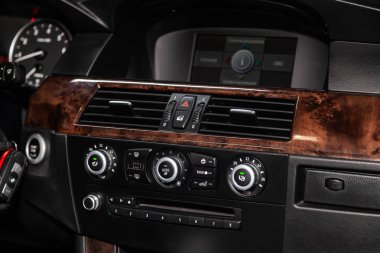 Novosibirsk, Rusya - 19 Şubat 2019: Bmw X5, yakın-up Pano, üfleyici, Klima, oyuncu düzeltilmesi. Fotoğraf üzerinde bir park Novosibirs içinde modern bir araba