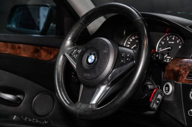 Novosibirsk, Rusya - 19 Şubat 2019: Bmw X5, Pano, hız göstergesi, takometre ve direksiyon simidi yakın-up. Fotoğraf üzerinde bir park Novosibirs içinde modern bir araba