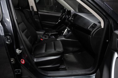 Novosibirsk, Rusya - 19 Şubat 2019: Mazda Cx-5, yakın-up Pano, hız göstergesi, takometre, koltuklar ve direksiyon. Fotoğraf üzerinde bir park Novosibirs içinde modern bir araba