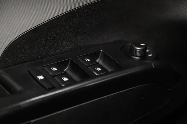 俄罗斯新西比尔斯克 2019年2月19日 雪佛兰阿维奥 侧门按钮的特写 窗口调整按钮 在新西比尔停车场拍摄一辆现代汽车 — 图库照片
