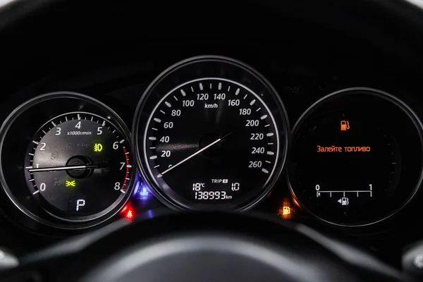 俄罗斯新西比尔斯克 2019年2月19日 马自达 接近仪表盘 速度计和转速表 在新西比尔停车场拍摄一辆现代汽车 — 图库照片