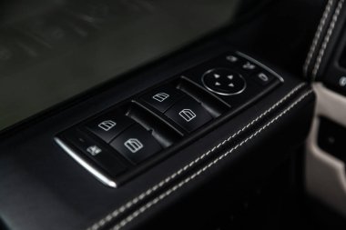 Novosibirsk, Rusya - 19 Şubat 2019: Mercedes G-sınıfı G-63, yakın-up yan kapı tuşlar: pencere ayarlama düğmeleri, kapı kilidi. Fotoğraf üzerinde bir park Novosibirs içinde modern bir araba