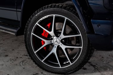 Novosibirsk, Rusya - 19 Şubat 2019: Mercedes G-sınıfı G-63, yakın-up tekerleğin. Fotoğraf üzerinde bir park Novosibirs içinde modern bir araba