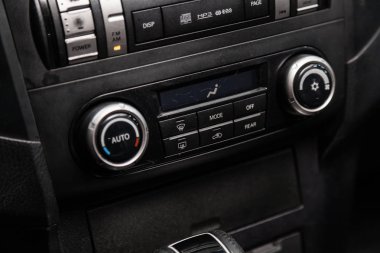 Novosibirsk, Rusya - 19 Şubat 2019: Mitsubishi Pajero, yakın-up tablonun, üfleyici, Klima düzeltilmesi. Fotoğraf üzerinde bir park Novosibirs içinde modern bir araba