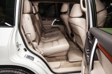 Novosibirsk, Rusya - 19 Şubat 2019: Toyota Land Cruiser 200, yakın-up arka koltuklar. Fotoğraf üzerinde bir park Novosibirs içinde modern bir araba
