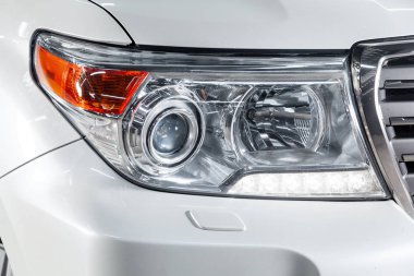 Novosibirsk, Rusya - 19 Şubat 2019: Toyota Land Cruiser 200, yakın-up farlar. Fotoğraf üzerinde bir park Novosibirs içinde modern bir araba