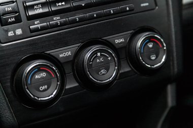 Novosibirsk, Rusya - 19 Şubat 2019: Subaru Forester, yakın-up tablonun, üfleyici, Klima, oyuncu ayarı. Fotoğraf üzerinde bir park Novosibirs içinde modern bir araba