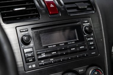 Novosibirsk, Rusya - 19 Şubat 2019: Subaru Forester, yakın-up gösterge tablosu, Cd, radyo oyuncu. Fotoğraf üzerinde bir park Novosibirs içinde modern bir araba