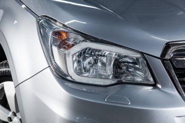 Novosibirsk, Rusya - 19 Şubat 2019: Subaru Forester, yakın-up farlar. Fotoğraf üzerinde bir park Novosibirs içinde modern bir araba