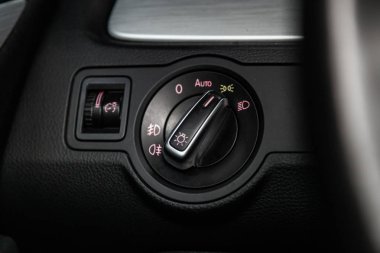 Novosibirsk, Rusya - 19 Şubat 2019: Volkswagen Passat Cc, yakın-up Far ayar düğmesi. Fotoğraf üzerinde bir park Novosibirs içinde modern bir araba