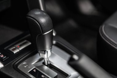 Novosibirsk, Rusya - 19 Şubat 2019: Subaru Foresterclose-up Hızlandırıcı kolu ve düğmeler. Fotoğraf üzerinde bir park Novosibirsk içinde modern bir araba.