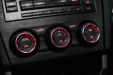 Novosibirsk, Rusya - 19 Şubat 2019: Subaru Forester, yakın-up tablonun, üfleyici, Klima düzeltilmesi. Fotoğraf üzerinde bir park Novosibirs içinde modern bir araba