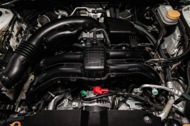 Novosibirsk, Rusya - 19 Şubat 2019: Subaru Forester, yakın-up motor, önden görünüm. Fotoğraf üzerinde bir park Novosibirs içinde modern bir araba