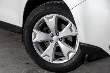 Novosibirsk, Rusya - 19 Şubat 2019: Subaru Forester, yakın-up tekerleğin. Fotoğraf üzerinde bir park Novosibirs içinde modern bir araba