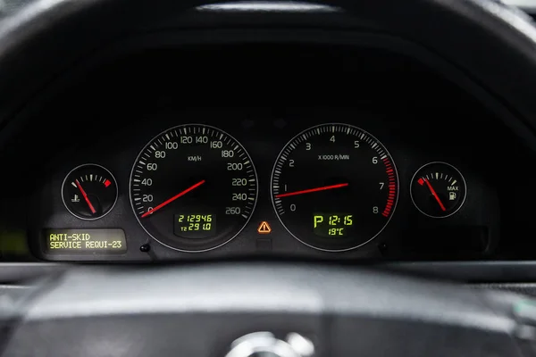 俄罗斯新西比尔斯克 2019年2月19日 沃尔沃 Xc90 关闭仪表盘 速度计和转速表 在新西比尔停车场拍摄一辆现代汽车 — 图库照片