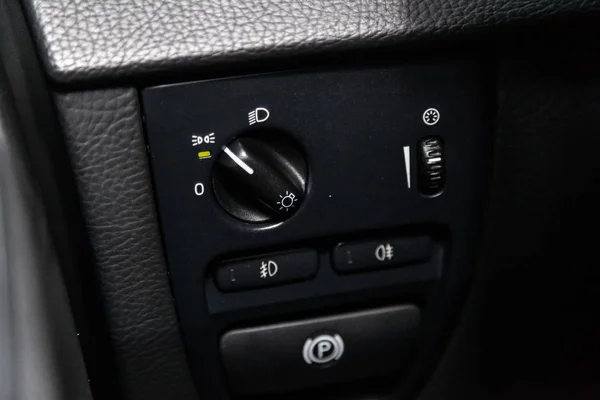 俄罗斯新西比尔斯克 2019年2月19日 沃尔沃 Xc90 关闭前大灯调整按钮 在新西比尔停车场拍摄一辆现代汽车 — 图库照片
